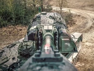 Βίντεο: Σέλφι με ένα .... PzH 2000 Howitzer
